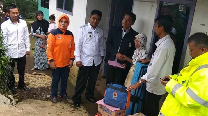 Foto Ibu Karmi beserta Camat Moga, Sekam, TIM BNPB Kabupaten dan Kades Mandiraja dalam serah terima bantuan (Dok.Wathapp Sekhu)