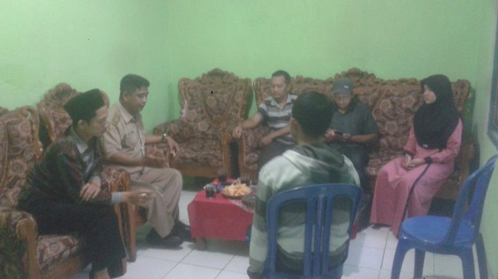 Tim BUMDes Sahaja beserta Kepala Desa Mandiraja sedang Rapat Berkaitan dengan BUMDes Sahaja (Dok.Admin Desa)