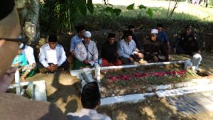 Foto Kades Mandiraja dengan Gus Risyid beserta tokoh masyarakat saat berada di Makam Mbah Buminata 